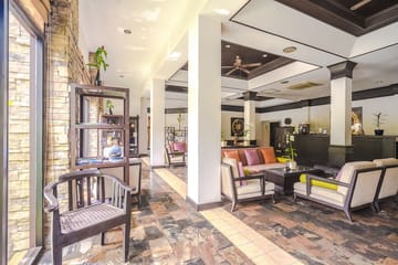 Lobby lounge